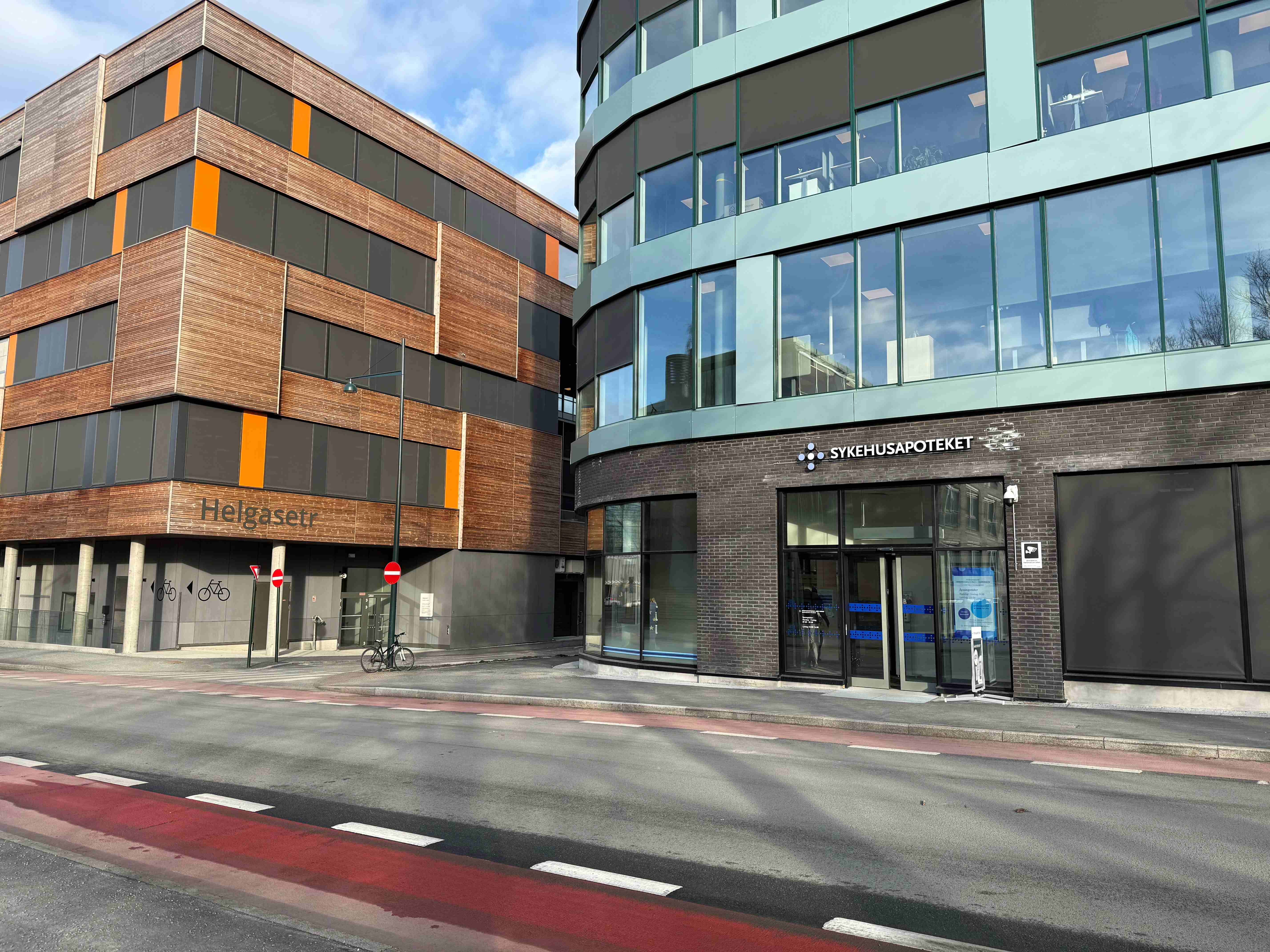 En bygning med glassvinduer