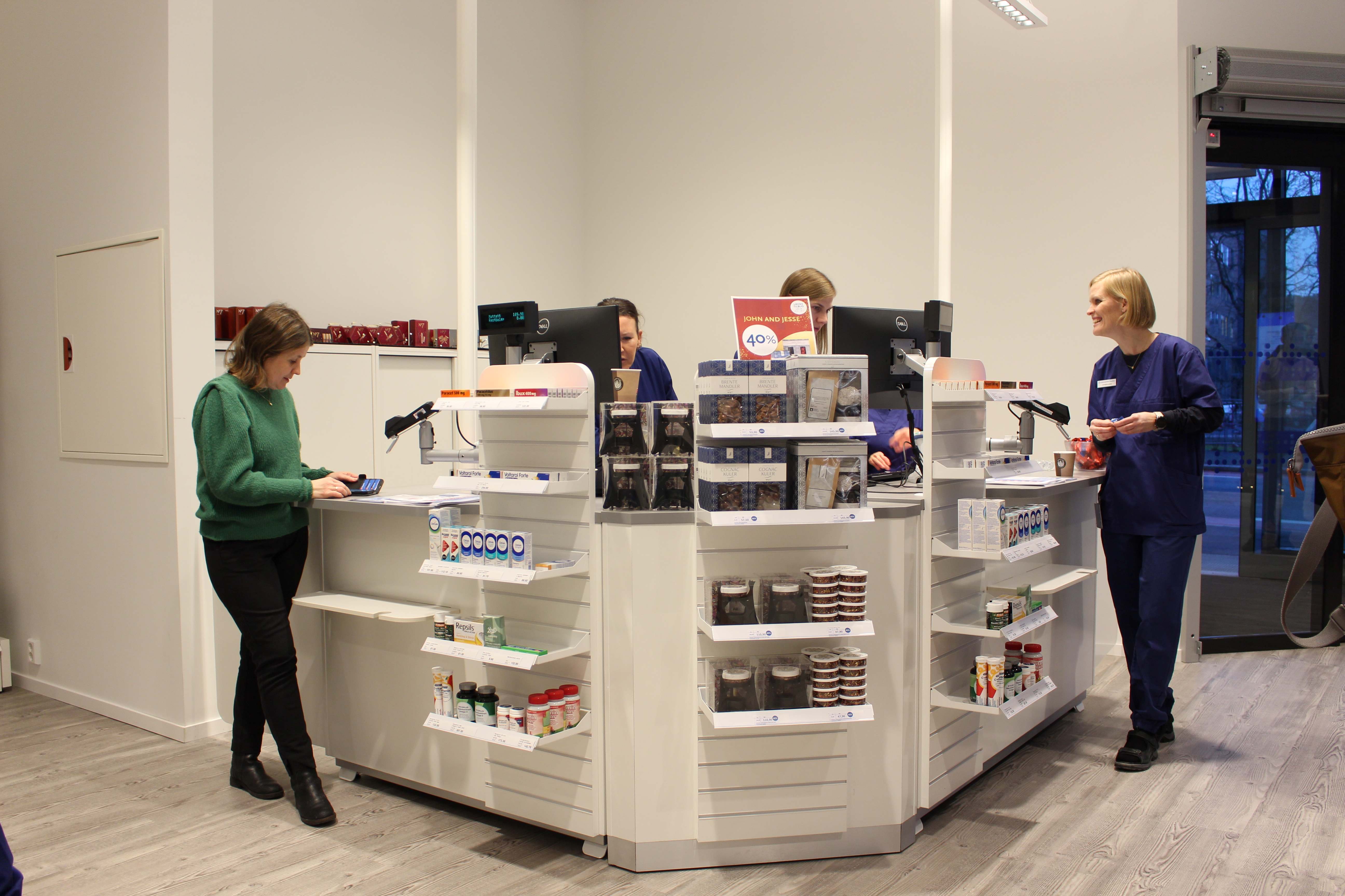 En gruppe personer i et rom