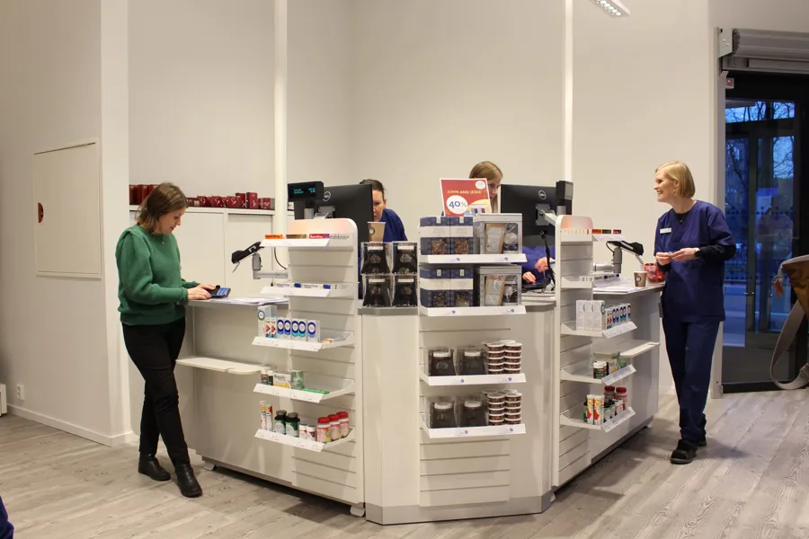 En gruppe personer i et rom