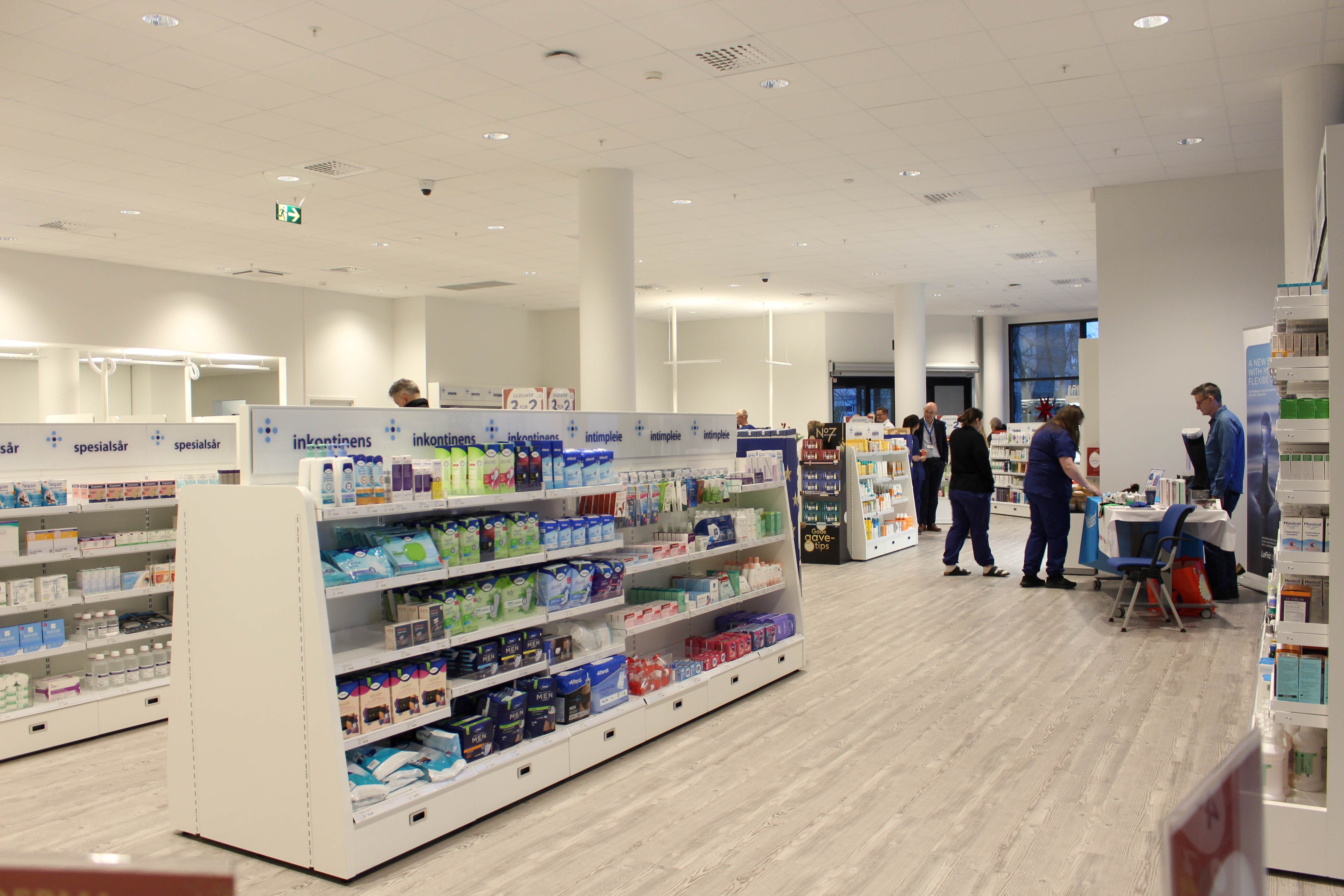 En gruppe personer i en butikk