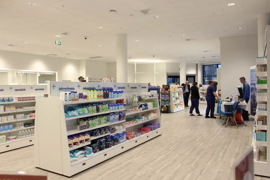 En gruppe personer i en butikk