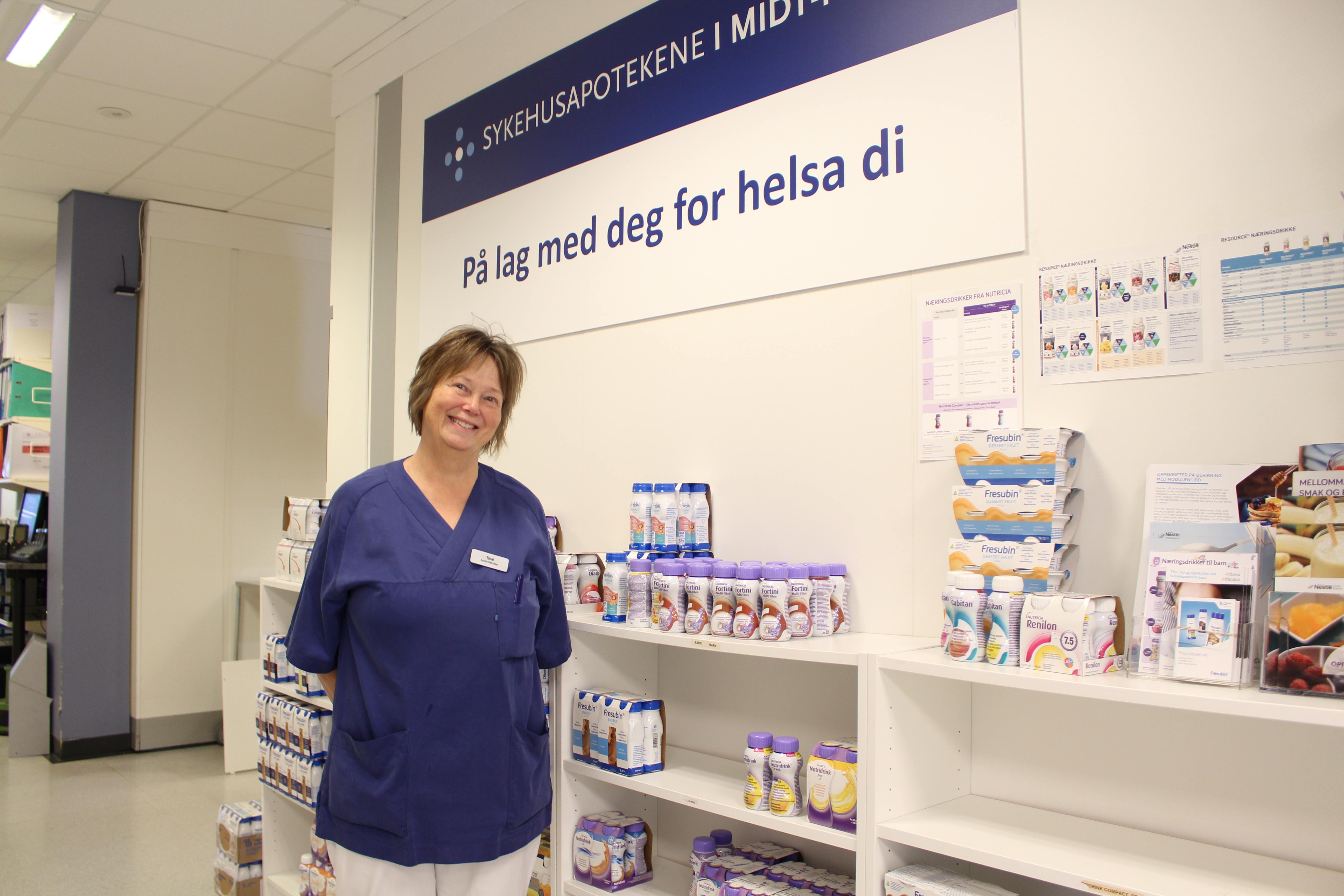 En person som står i en butikk