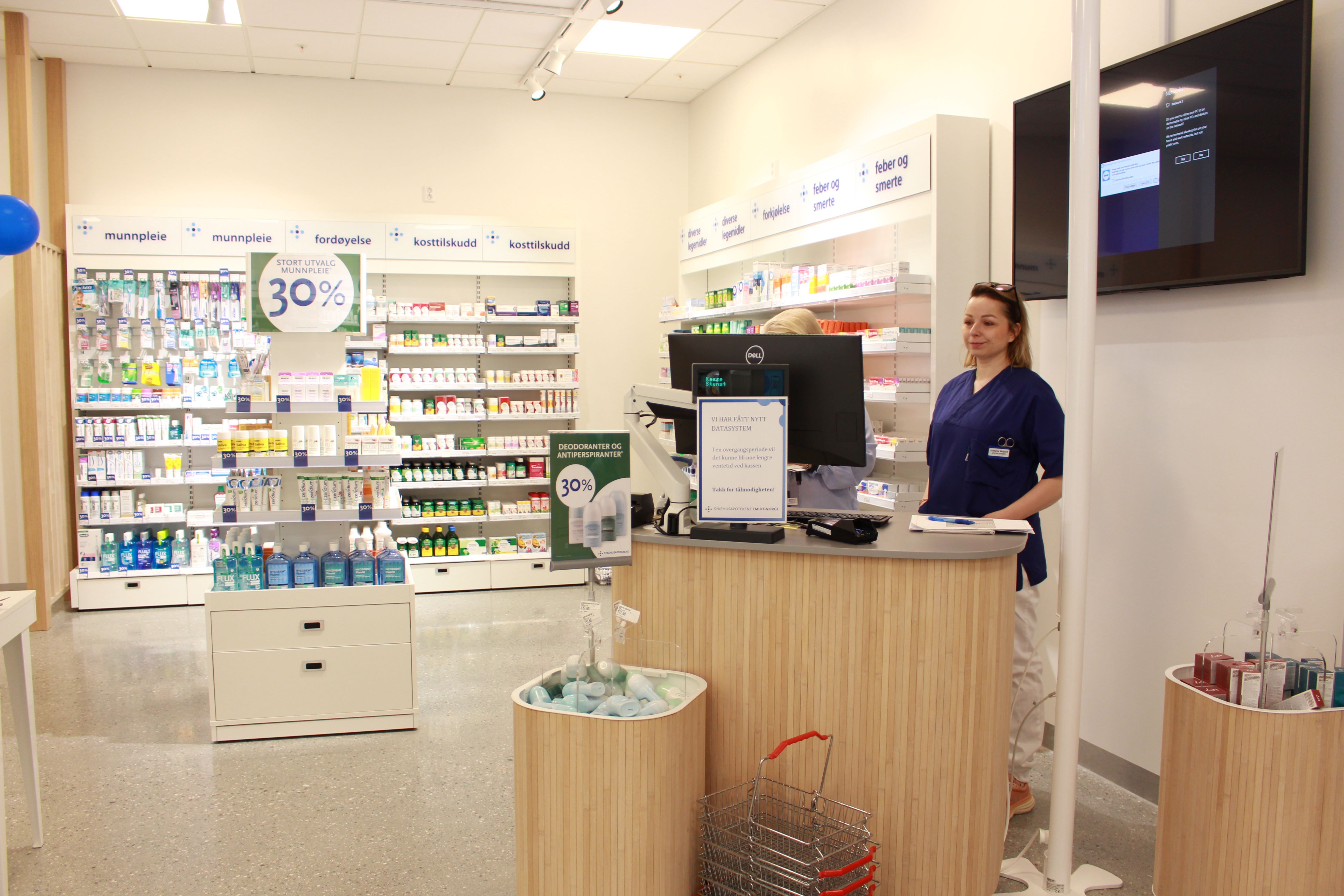 En person som står i en butikk