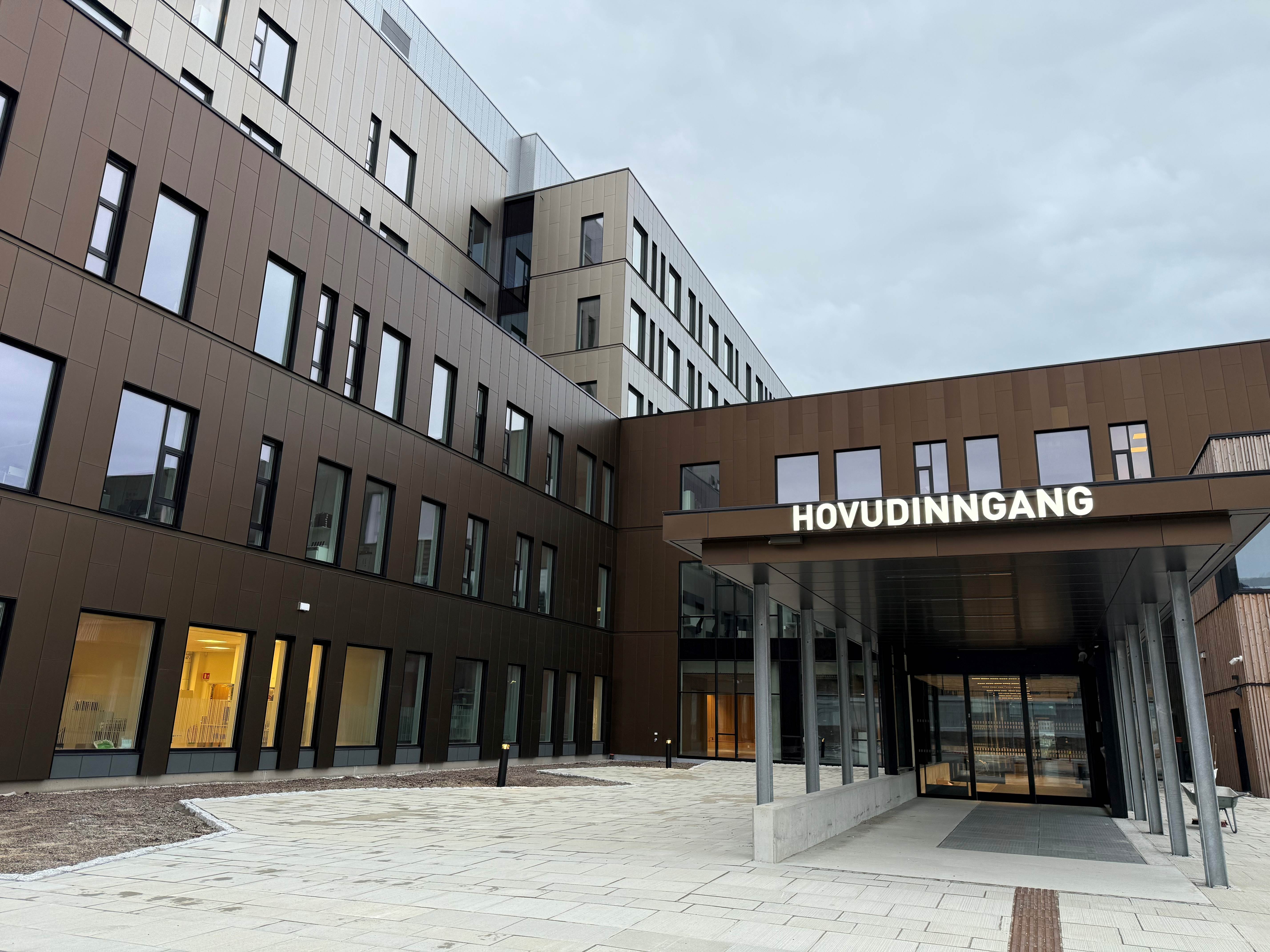 En bygning med et skilt på