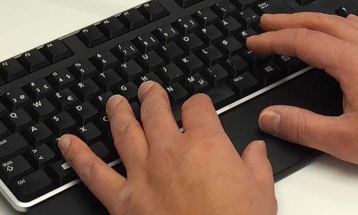 Et par hender på et tastatur