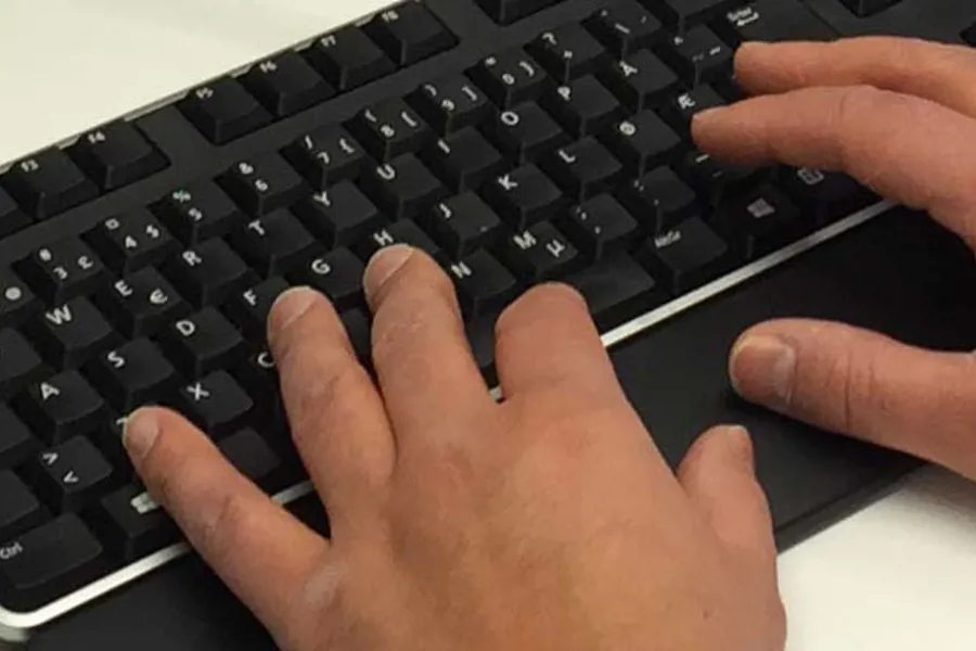 Et par hender på et tastatur