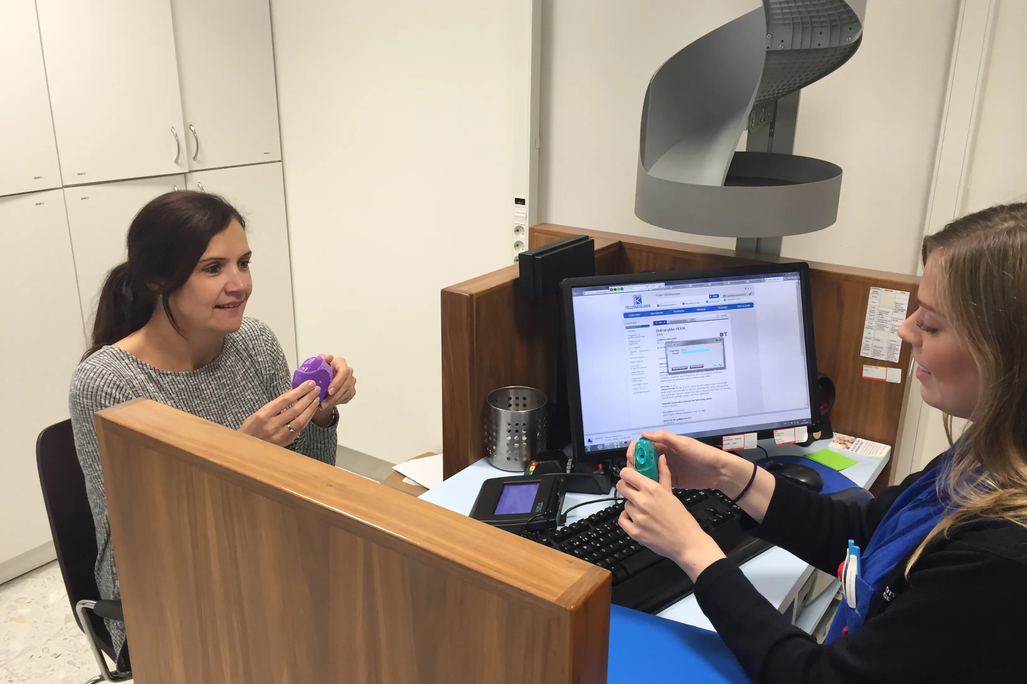 Farmasøyt Norvik demonstrerer hvordan en inhalasjonsveiledning gjennomføres. Avdelingsleder Steffensen i pasientrollen.