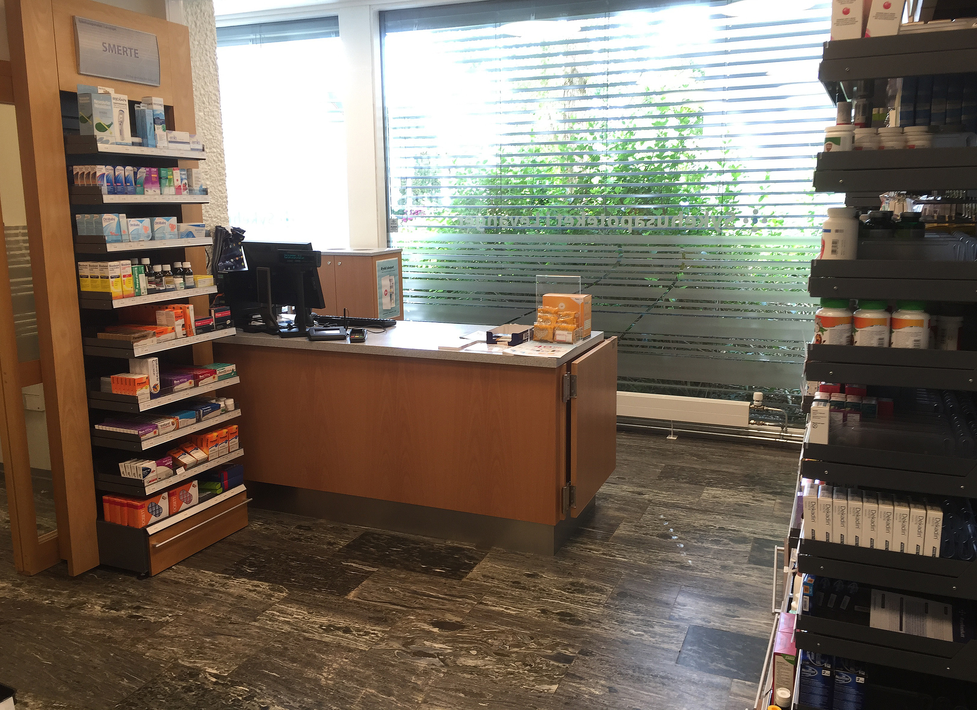 Slik ser det ut inne i Sykehusapoteket i Levanger. Sykehusapoteket finner du inne i Sykehuset Levanger. 