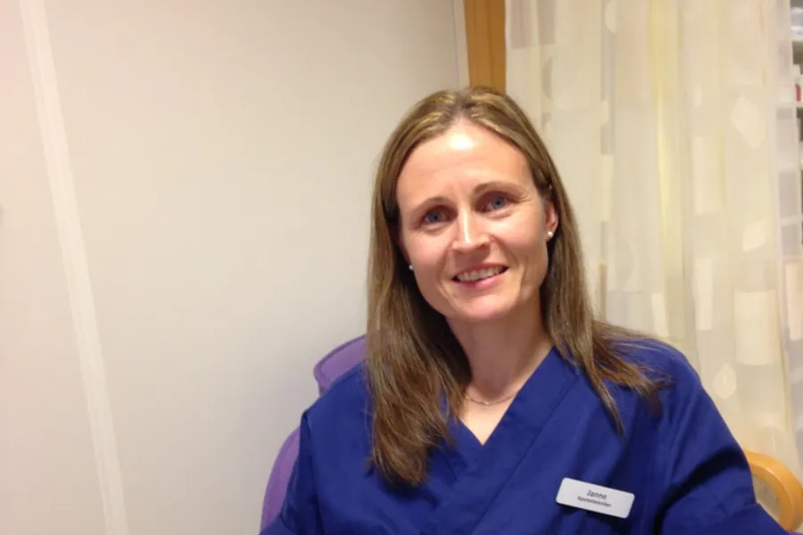 Janne Sulebak, apotektekniker i Ålesund. Foto: Sykehusapotekene i Midt-Norge.