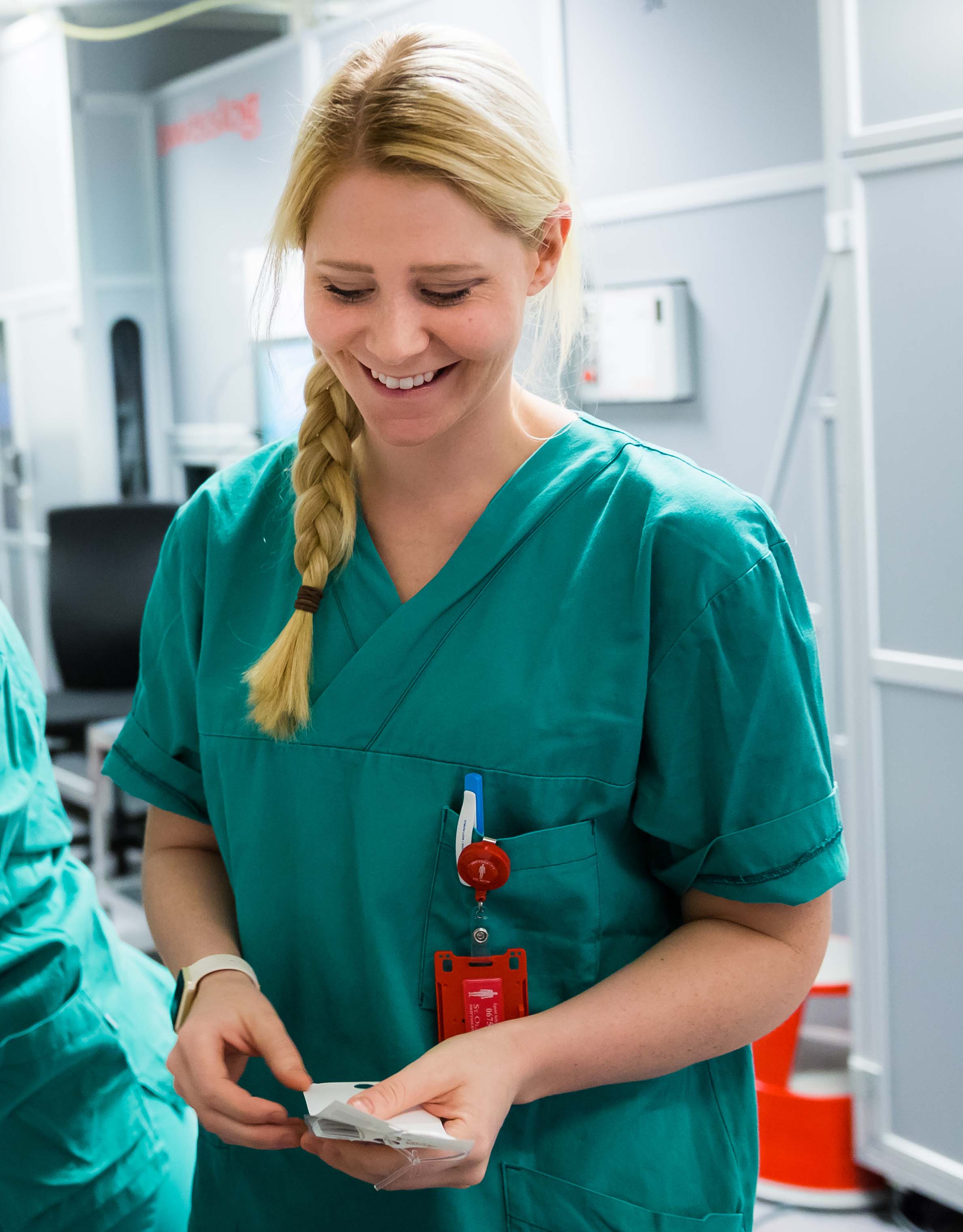 Apotektekniker Tove Helen Aasan ved Sykehusapoteket i Trondheim. Foto: Terje Aamodt. 
