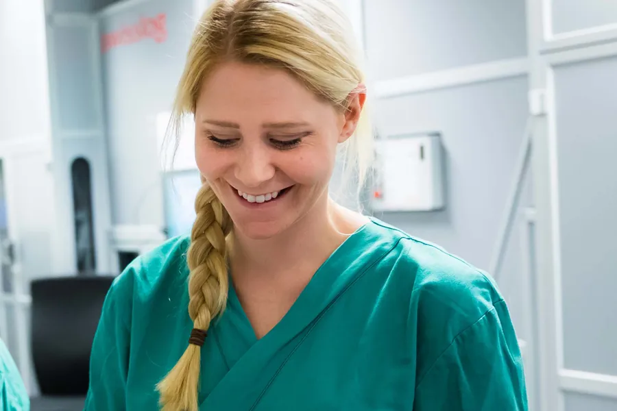 Apotektekniker Tove Helen Aasan ved Sykehusapoteket i Trondheim. Foto: Terje Aamodt.