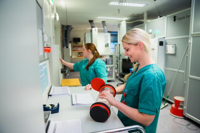 Noen få kvinner i et laboratorium