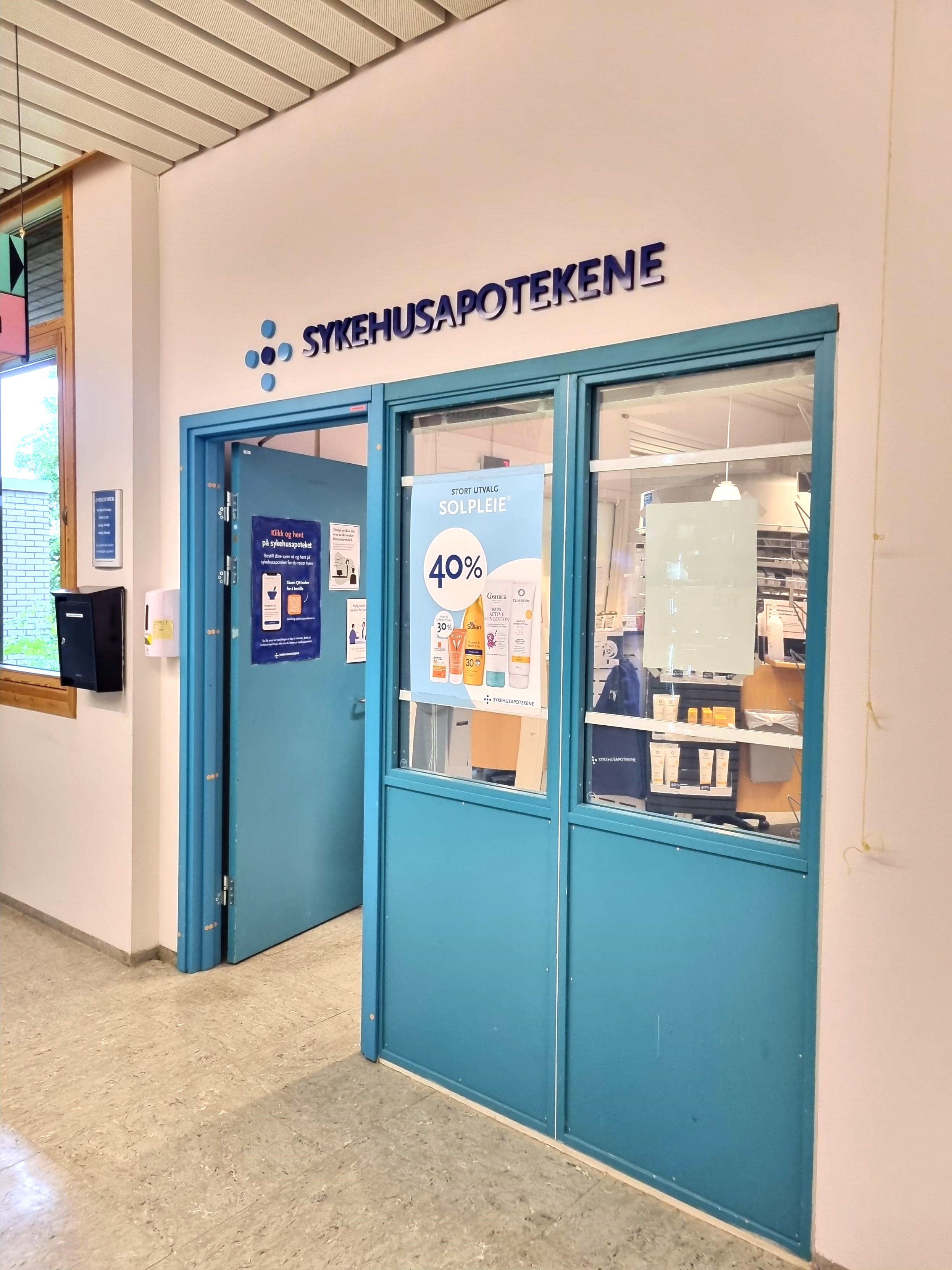 En blå dør med et skilt på