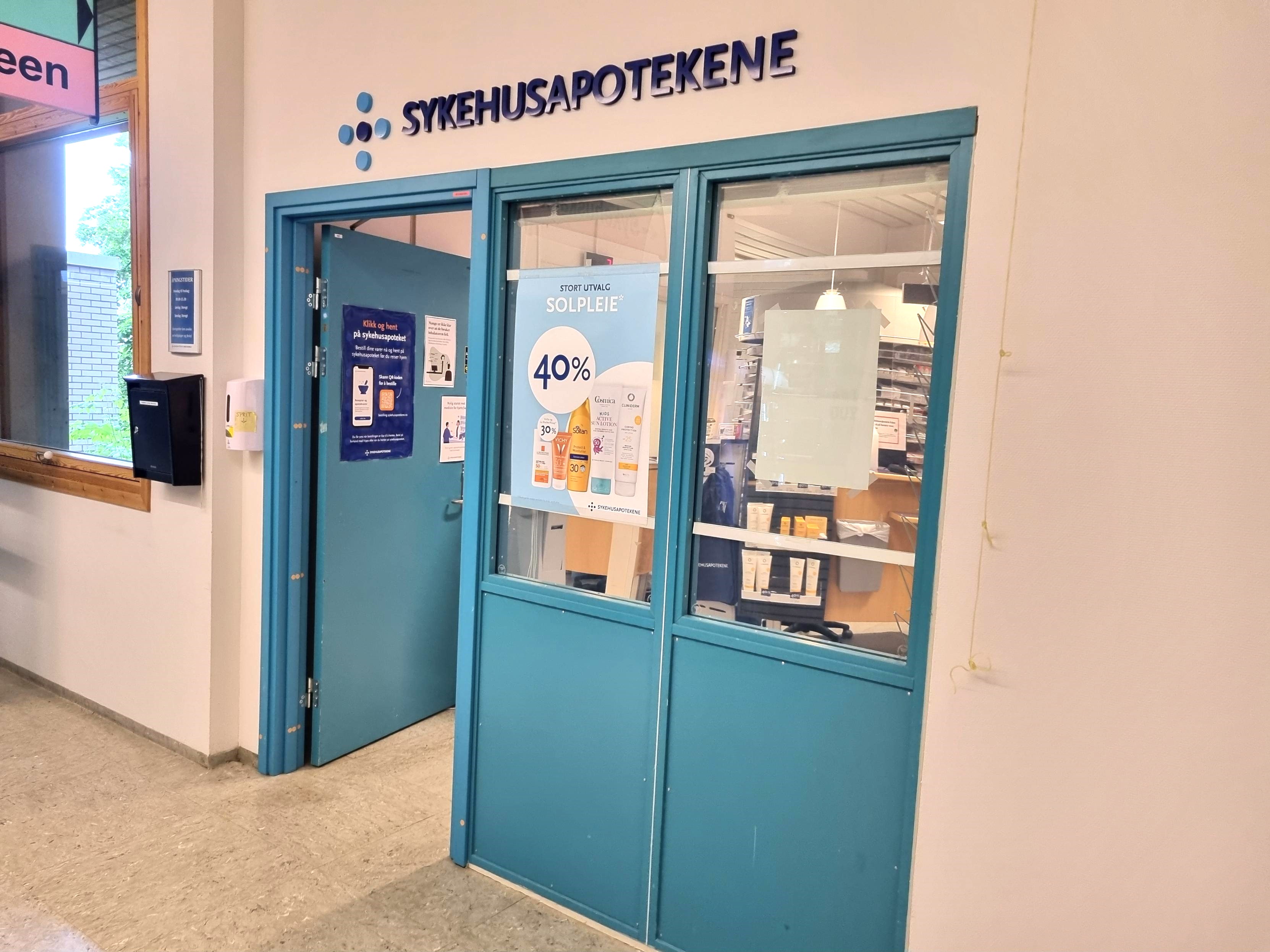 En blå telefonkiosk