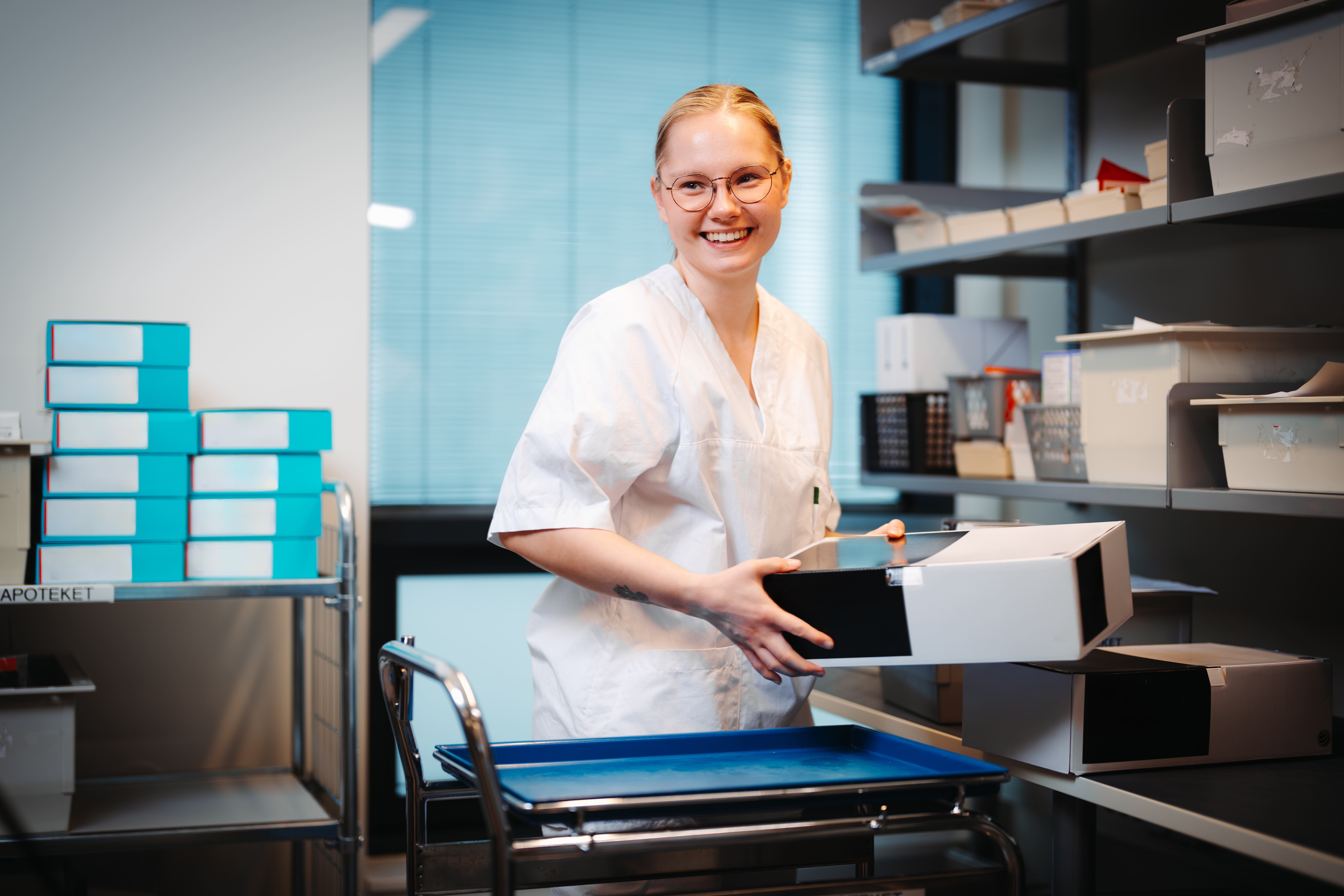 Farmasøyt som ordner sykehuslevering av medisiner