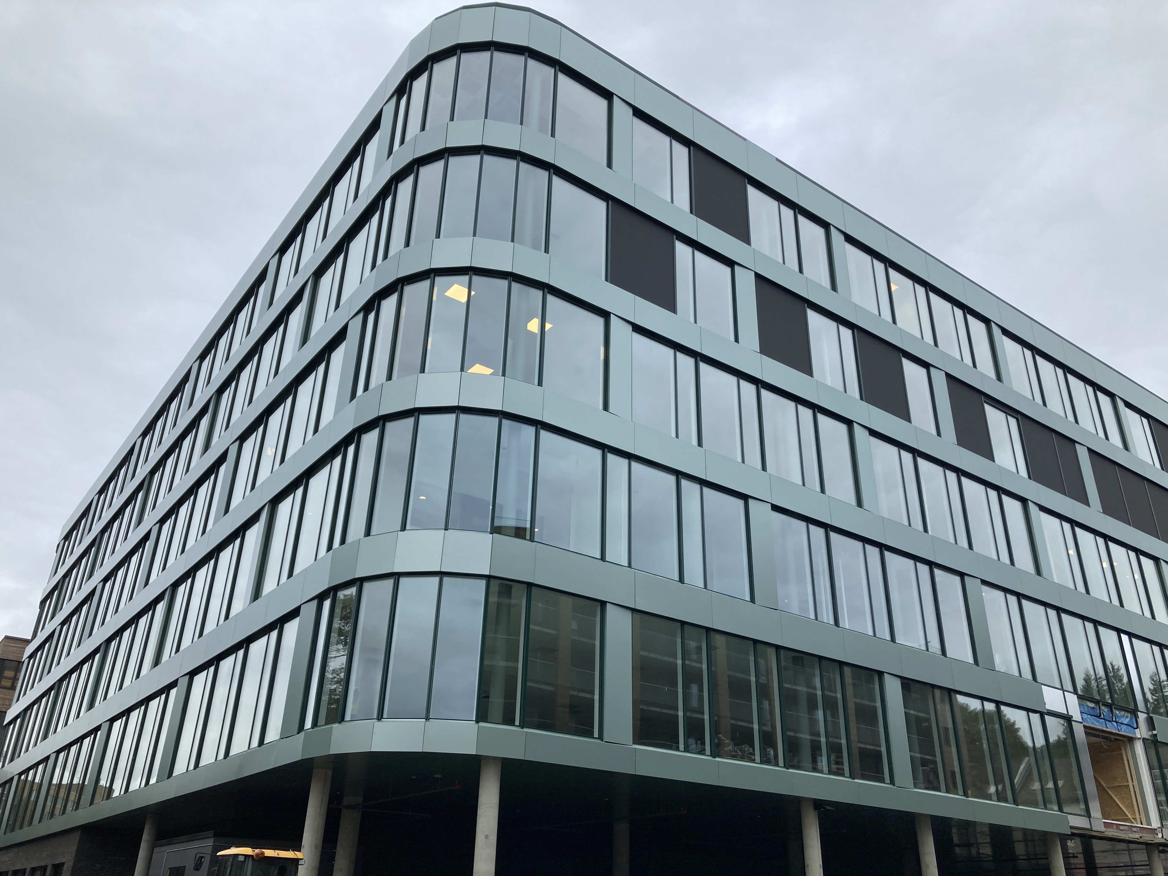 En bygning med mange vinduer