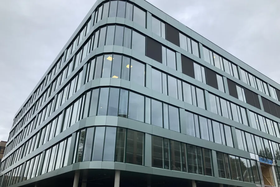 En bygning med mange vinduer