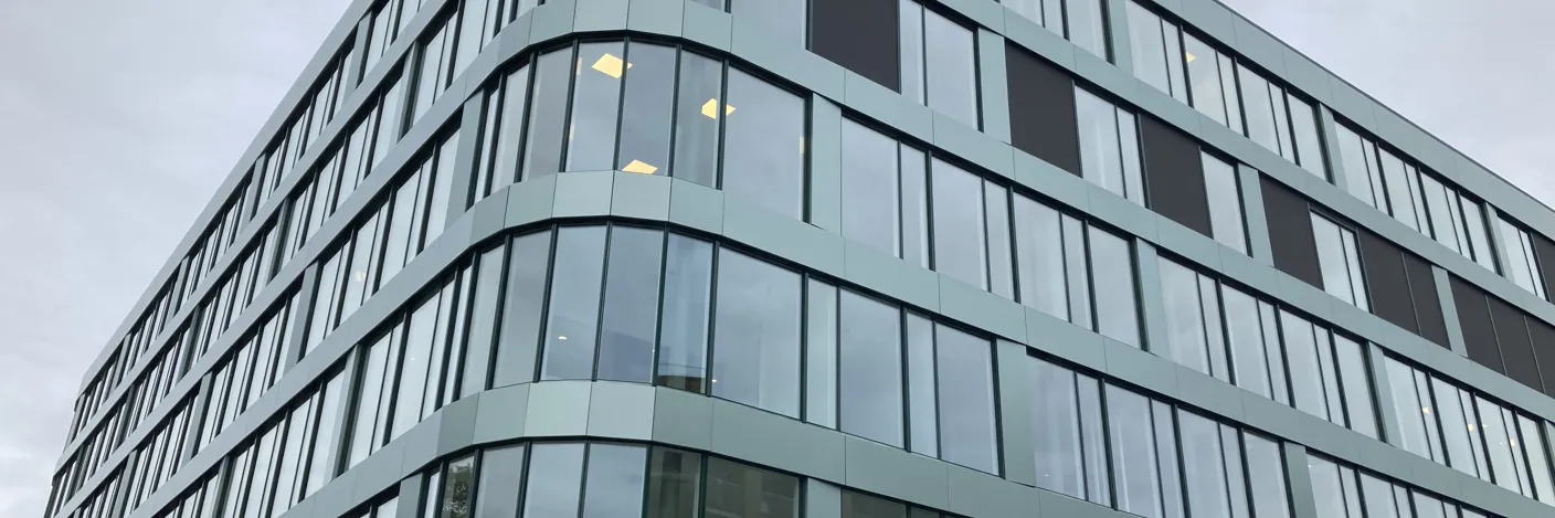 En bygning med mange vinduer